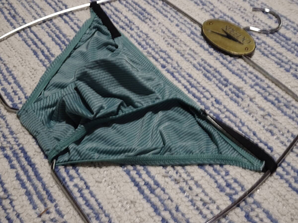 235　　際どいフロントガードのストリングビキニ　SizeＳ　グリーンストライプ柄デザイン　新品未使用_画像2