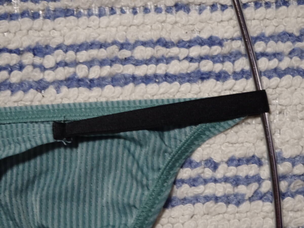 235　　際どいフロントガードのストリングビキニ　SizeＳ　グリーンストライプ柄デザイン　新品未使用_画像3