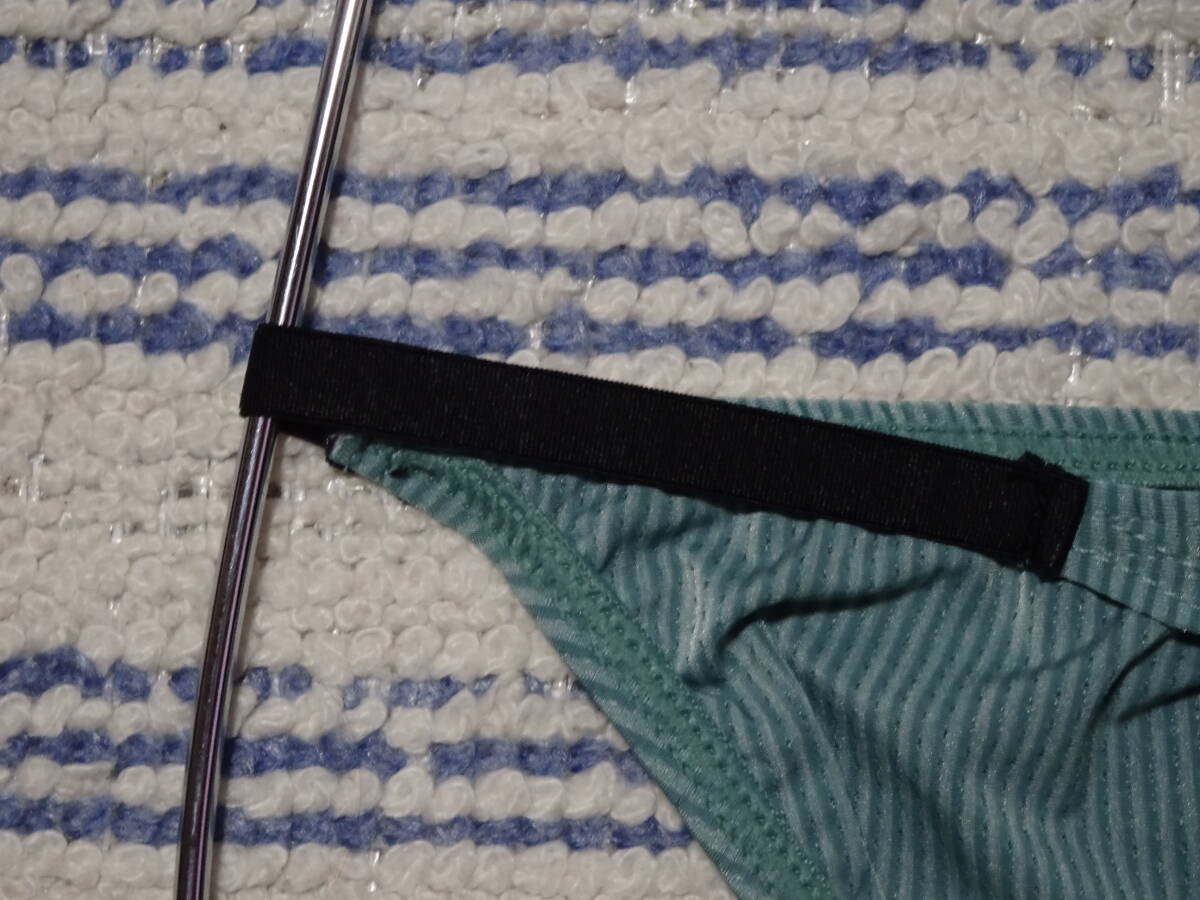 235　　際どいフロントガードのストリングビキニ　SizeＳ　グリーンストライプ柄デザイン　新品未使用_画像4