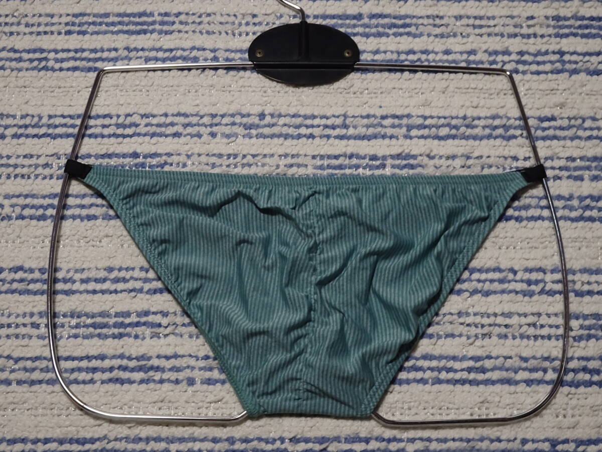 235　　際どいフロントガードのストリングビキニ　SizeＳ　グリーンストライプ柄デザイン　新品未使用_画像5
