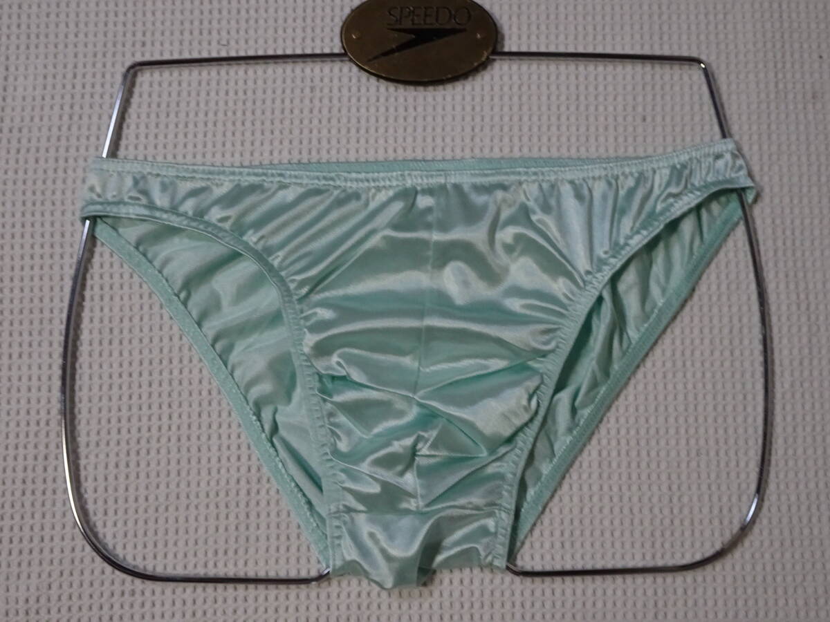 250　Ｌ　エラスティン素材の光沢のあるビキニパンツ　SizeＬ　ライトグリーン　新品未使用_画像1