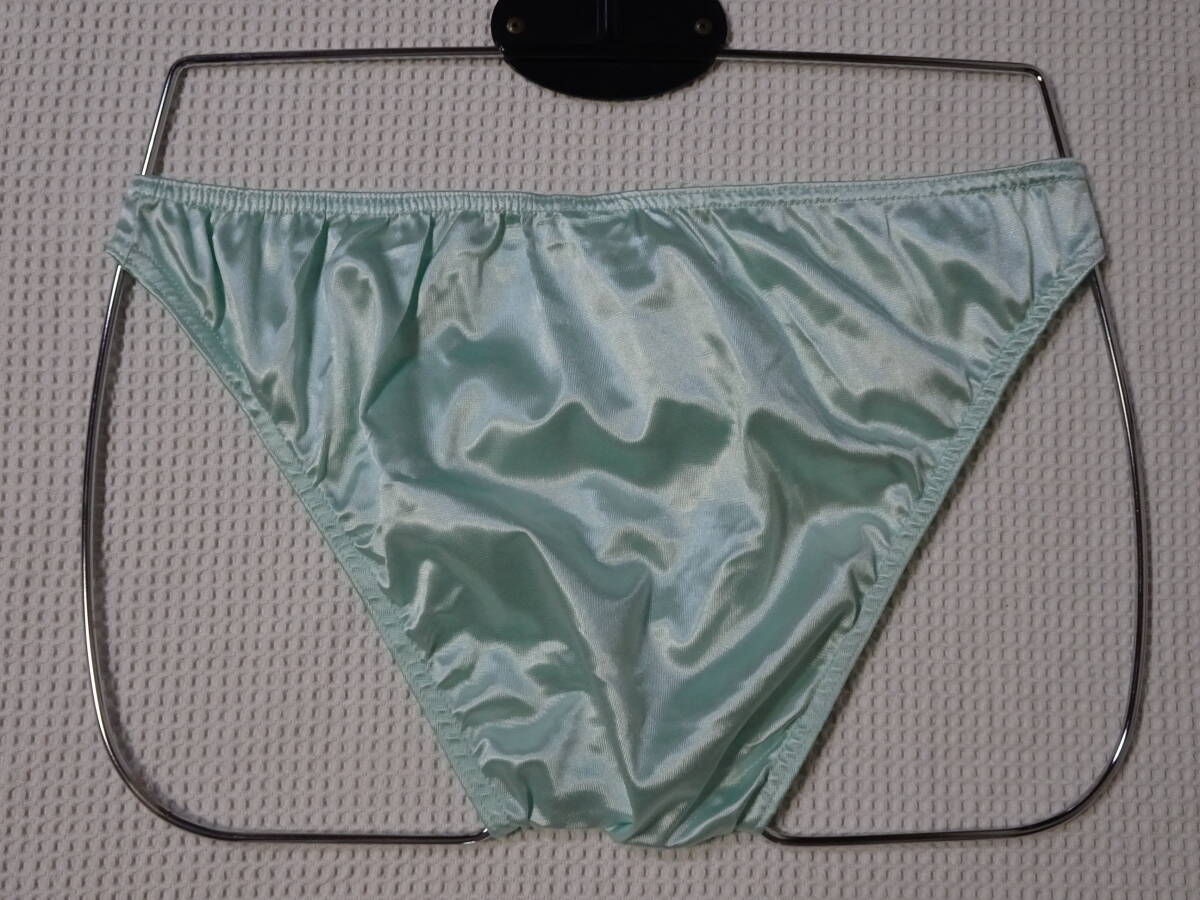 250　Ｌ　エラスティン素材の光沢のあるビキニパンツ　SizeＬ　ライトグリーン　新品未使用_画像2
