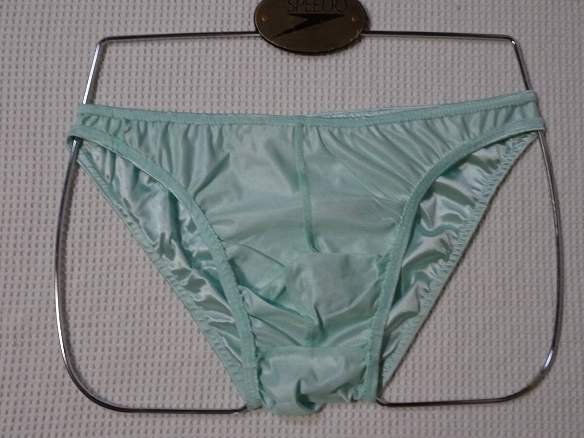 250　Ｌ　エラスティン素材の光沢のあるビキニパンツ　SizeＬ　ライトグリーン　新品未使用_画像3