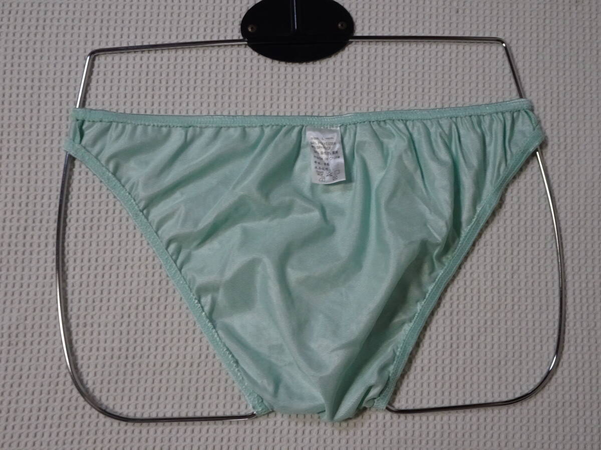 250　Ｌ　エラスティン素材の光沢のあるビキニパンツ　SizeＬ　ライトグリーン　新品未使用_画像4