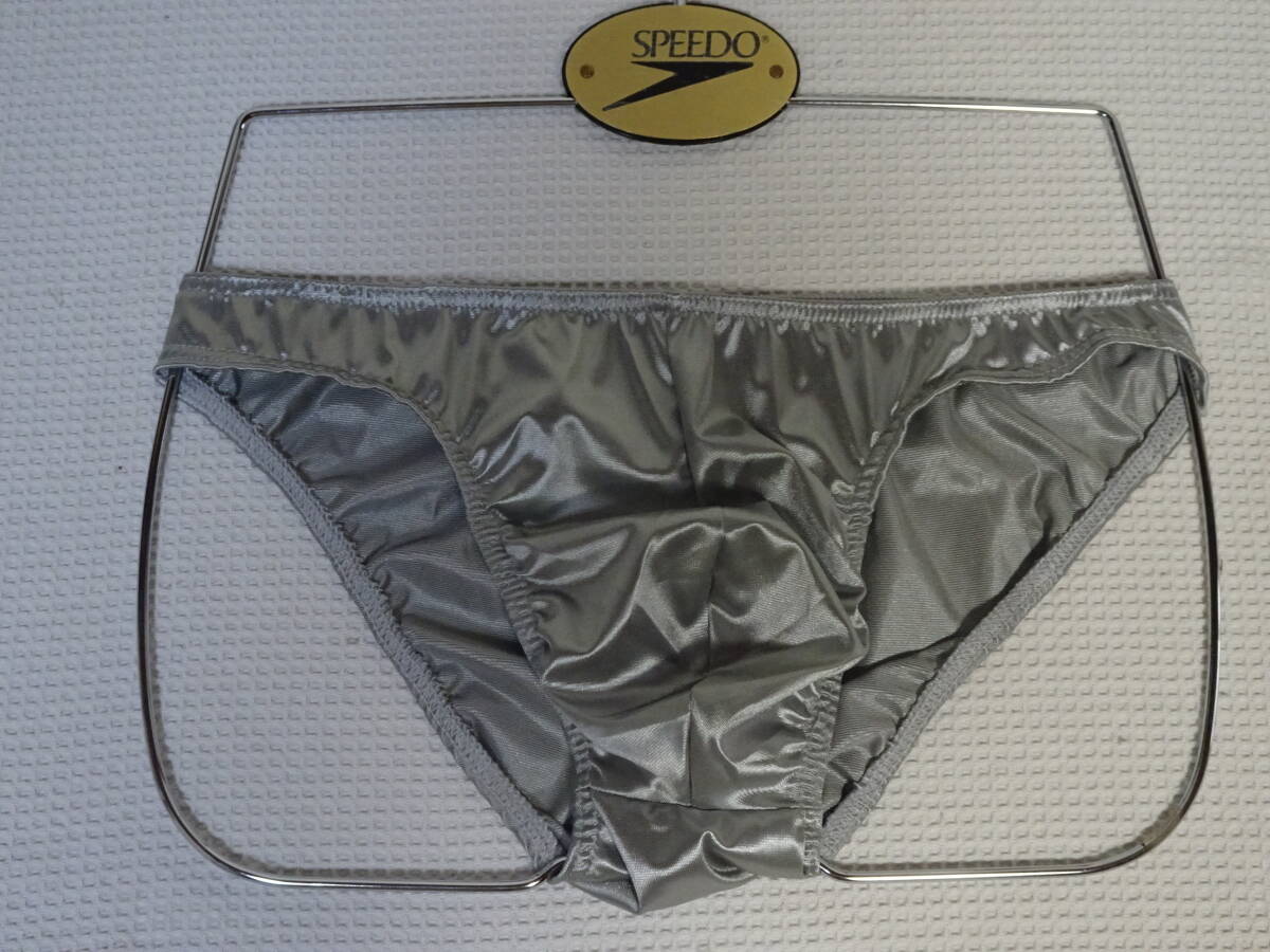 248　Ｌ　エラスティン素材の光沢のあるビキニパンツ　SizeＬ　シルバーメタリック　新品未使用_画像1