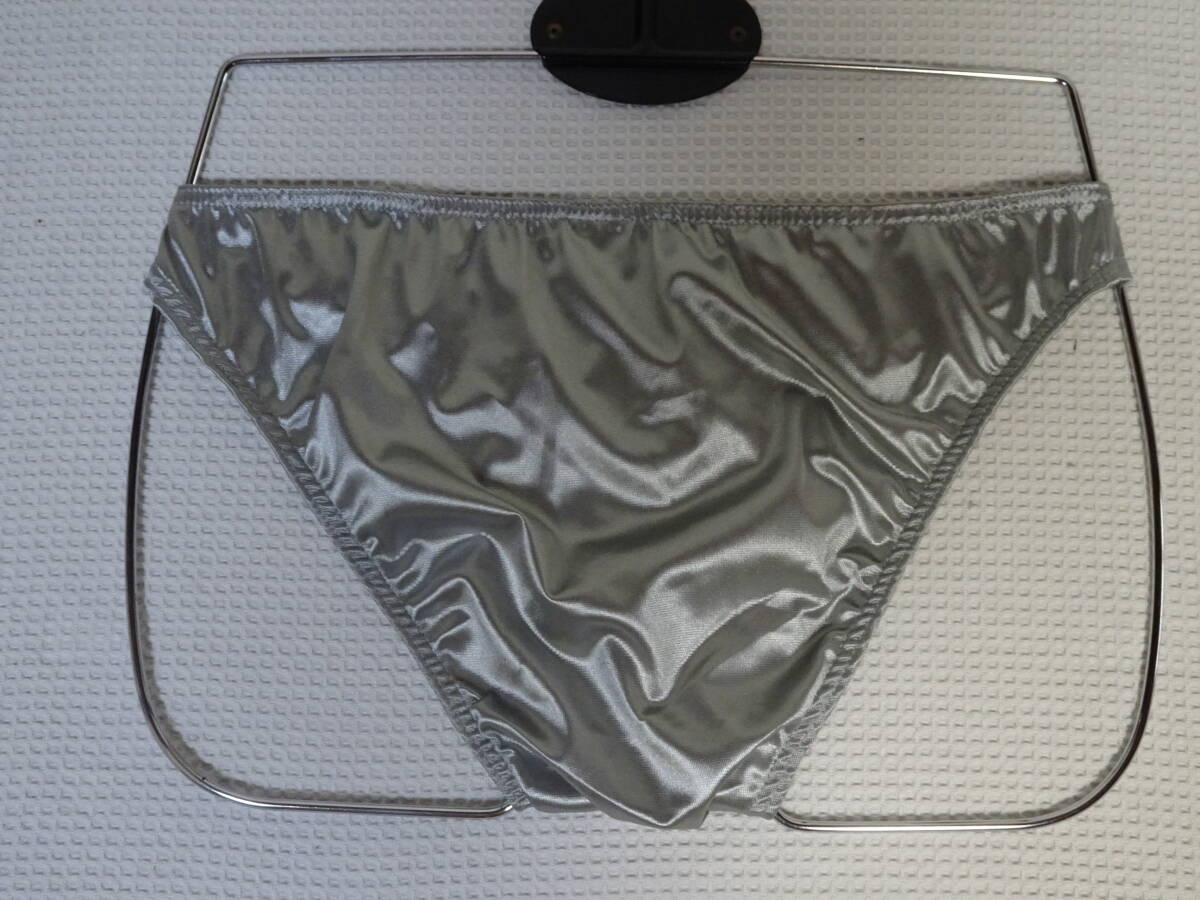 248　Ｌ　エラスティン素材の光沢のあるビキニパンツ　SizeＬ　シルバーメタリック　新品未使用_画像2