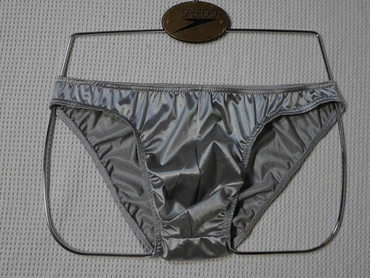 248　Ｌ　エラスティン素材の光沢のあるビキニパンツ　SizeＬ　シルバーメタリック　新品未使用_画像3