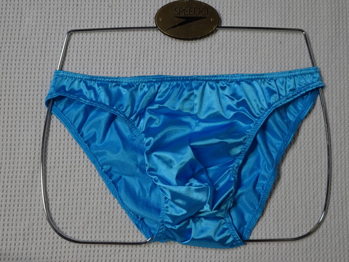 249　Ｌ　エラスティン素材の光沢のあるビキニパンツ　SizeＬ　サックスブルー　新品未使用_画像1
