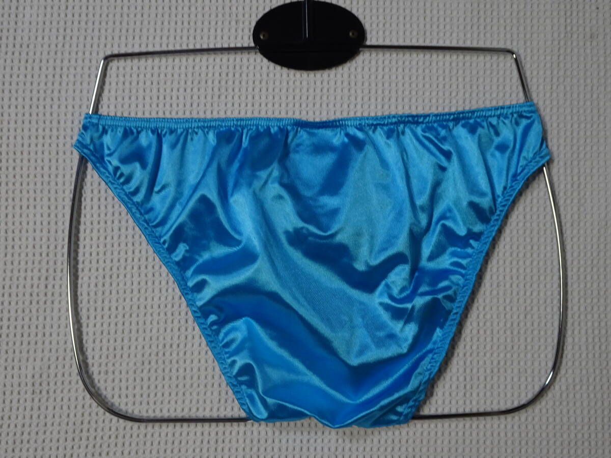 249　Ｌ　エラスティン素材の光沢のあるビキニパンツ　SizeＬ　サックスブルー　新品未使用_画像2