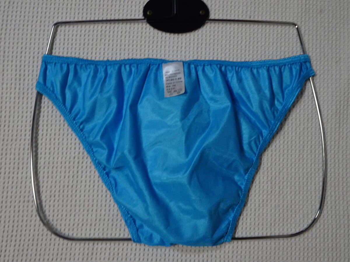 249　Ｌ　エラスティン素材の光沢のあるビキニパンツ　SizeＬ　サックスブルー　新品未使用_画像4