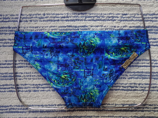 440 日本ニット ツルツルサラサラ素材のスイムビキニパンツ SizeM ブルー×イエロー×グリーン×ブラックの柄デザイン 中古_画像2