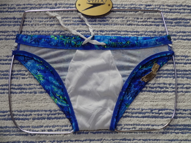 440 日本ニット ツルツルサラサラ素材のスイムビキニパンツ SizeM ブルー×イエロー×グリーン×ブラックの柄デザイン 中古_画像4