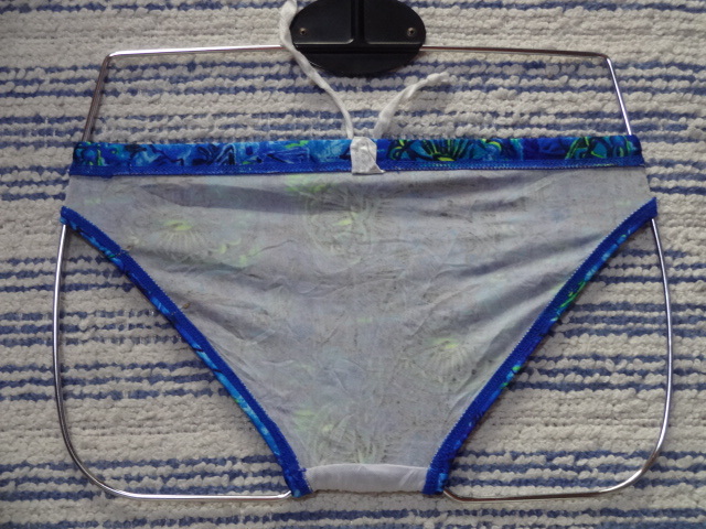440 日本ニット ツルツルサラサラ素材のスイムビキニパンツ SizeM ブルー×イエロー×グリーン×ブラックの柄デザイン 中古_画像7