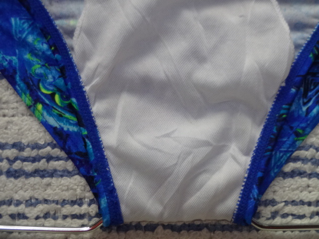 440 日本ニット ツルツルサラサラ素材のスイムビキニパンツ SizeM ブルー×イエロー×グリーン×ブラックの柄デザイン 中古_画像6