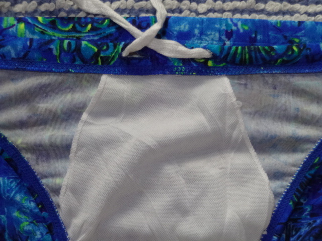 440 日本ニット ツルツルサラサラ素材のスイムビキニパンツ SizeM ブルー×イエロー×グリーン×ブラックの柄デザイン 中古_画像5