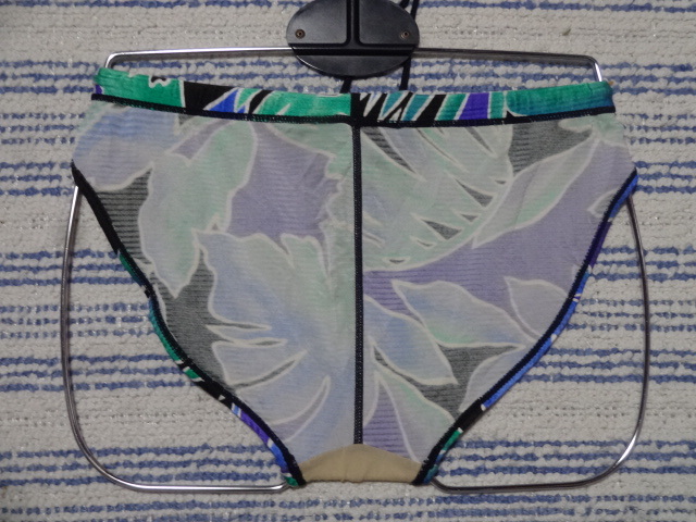 453　鋭いＶカットデザイン・スイムビキニパンツ　SizeＬ　グリーン×パープル×ブルー×ブラック×ホワイトの柄デザイン　中古_画像6