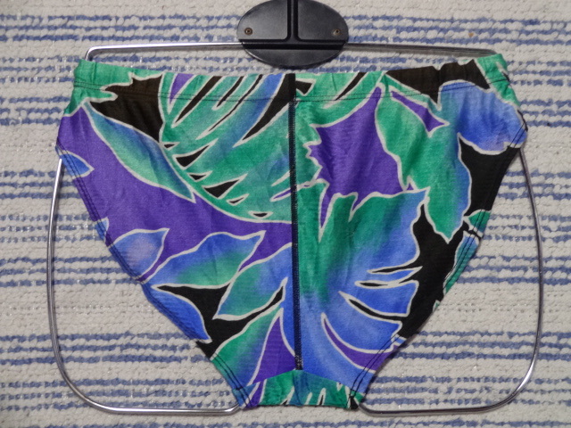 453　鋭いＶカットデザイン・スイムビキニパンツ　SizeＬ　グリーン×パープル×ブルー×ブラック×ホワイトの柄デザイン　中古_画像2