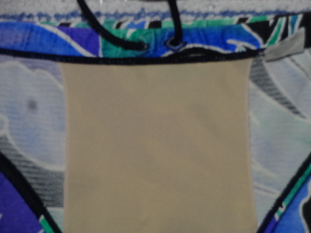 453　鋭いＶカットデザイン・スイムビキニパンツ　SizeＬ　グリーン×パープル×ブルー×ブラック×ホワイトの柄デザイン　中古_画像4