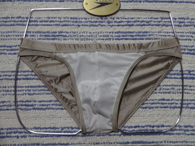 424 M プレミアム光沢素材 ビキニブリーフ SizeM ベージュ クロッチホワイトメッシュ加工 新品未使用_画像3
