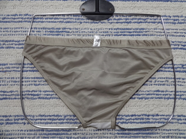 424 M プレミアム光沢素材 ビキニブリーフ SizeM ベージュ クロッチホワイトメッシュ加工 新品未使用_画像4