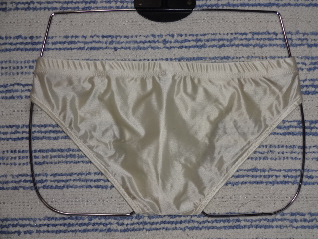 423　M　プレミアム光沢素材　ビキニブリーフ　SizeＭ　オフホワイト　クロッチホワイトメッシュ加工　新品未使用_画像2