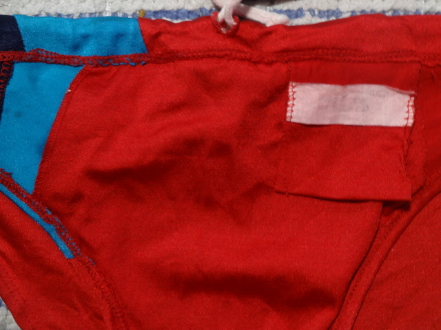 477 M FILAフィラー スイムビキニパンツ SizeM レッドベース×サイド・サックス ネイビーの切り返しデザイン 使用感の有る中古 _画像5