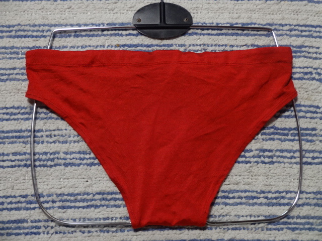 477 M FILAフィラー スイムビキニパンツ SizeM レッドベース×サイド・サックス ネイビーの切り返しデザイン 使用感の有る中古 _画像3