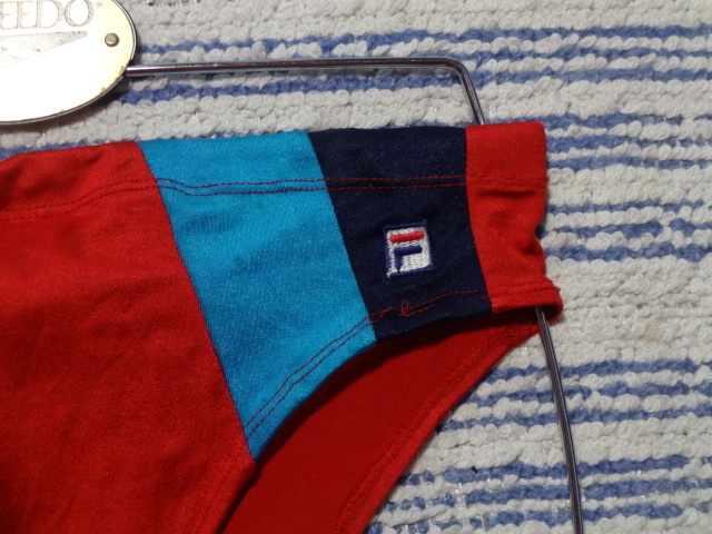 477 M FILAフィラー スイムビキニパンツ SizeM レッドベース×サイド・サックス ネイビーの切り返しデザイン 使用感の有る中古 _画像2