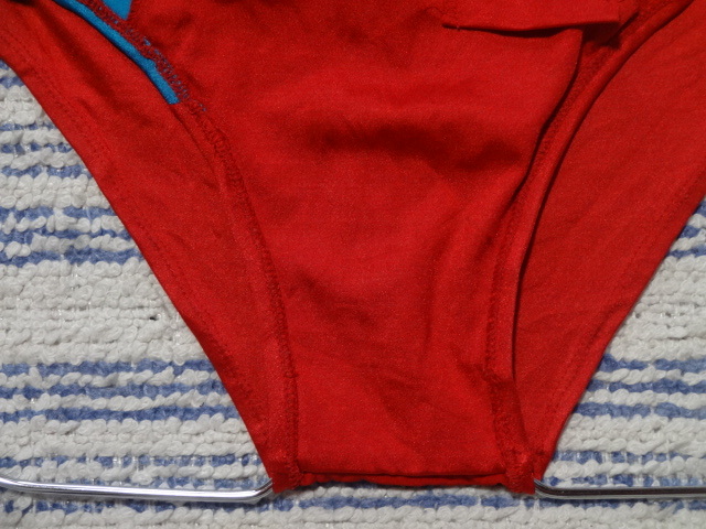 477 M FILAフィラー スイムビキニパンツ SizeM レッドベース×サイド・サックス ネイビーの切り返しデザイン 使用感の有る中古 _画像6