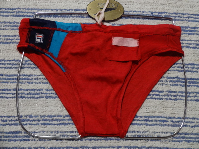 477 M FILAフィラー スイムビキニパンツ SizeM レッドベース×サイド・サックス ネイビーの切り返しデザイン 使用感の有る中古 _画像4