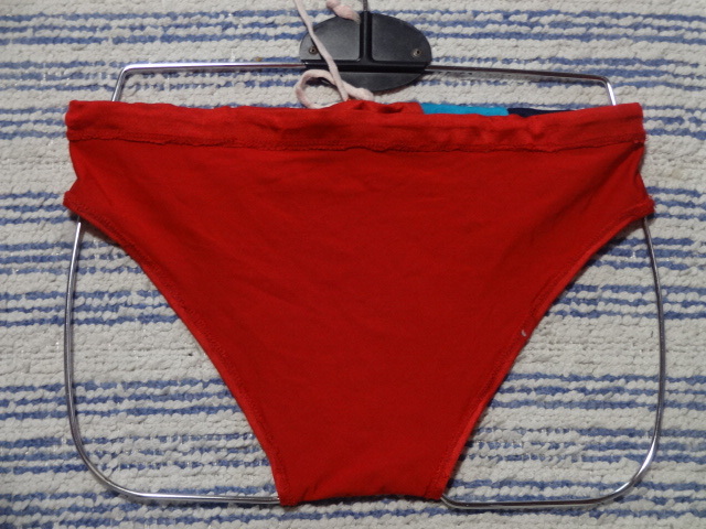 477 M FILAフィラー スイムビキニパンツ SizeM レッドベース×サイド・サックス ネイビーの切り返しデザイン 使用感の有る中古 _画像7