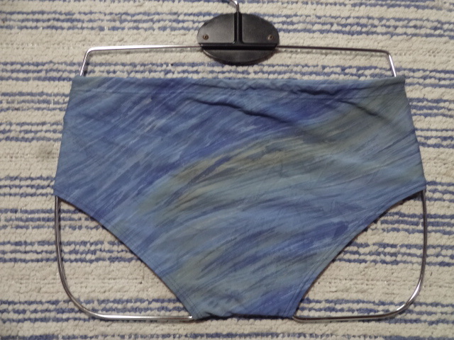 482　Ｌ　Arenaアリーナ　スイムビキニパンツ　SizeＬ　淡いサックスカラー×グレー×イエローの斜めラインの柄デザイン　中古　_画像3