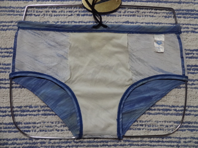 482　Ｌ　Arenaアリーナ　スイムビキニパンツ　SizeＬ　淡いサックスカラー×グレー×イエローの斜めラインの柄デザイン　中古　_画像4