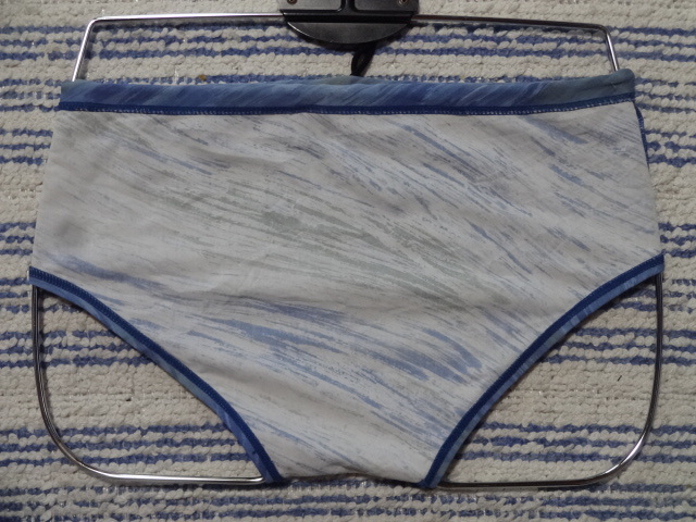 482　Ｌ　Arenaアリーナ　スイムビキニパンツ　SizeＬ　淡いサックスカラー×グレー×イエローの斜めラインの柄デザイン　中古　_画像8