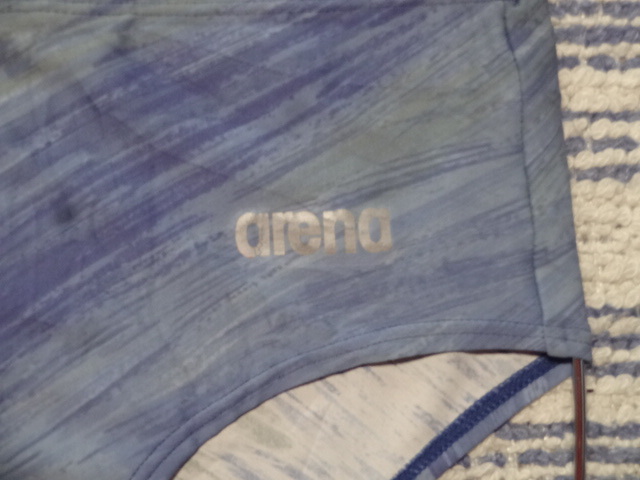 482　Ｌ　Arenaアリーナ　スイムビキニパンツ　SizeＬ　淡いサックスカラー×グレー×イエローの斜めラインの柄デザイン　中古　_画像2