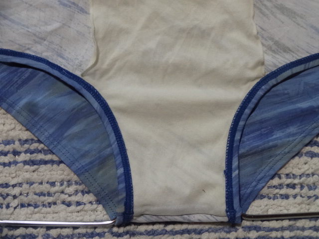 482　Ｌ　Arenaアリーナ　スイムビキニパンツ　SizeＬ　淡いサックスカラー×グレー×イエローの斜めラインの柄デザイン　中古　_画像6