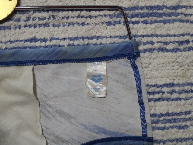 482　Ｌ　Arenaアリーナ　スイムビキニパンツ　SizeＬ　淡いサックスカラー×グレー×イエローの斜めラインの柄デザイン　中古　_画像7