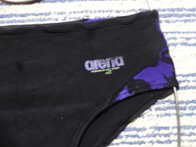 483　Ｍ　Arenaアリーナ　スイムビキニパンツ　SizeＭ　ブラックベース×サイド・パープルカラーの切り返しデザイン　中古　_画像2