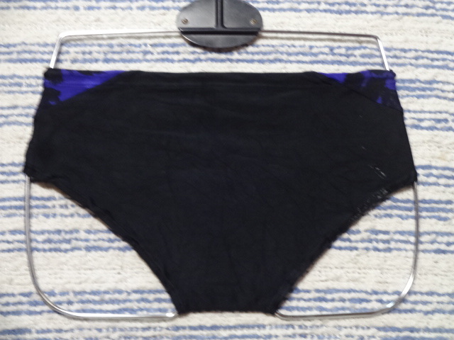 483　Ｍ　Arenaアリーナ　スイムビキニパンツ　SizeＭ　ブラックベース×サイド・パープルカラーの切り返しデザイン　中古　_画像4