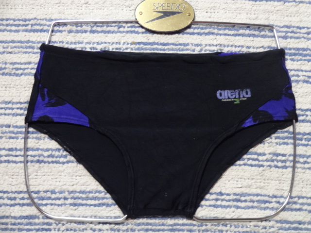483　Ｍ　Arenaアリーナ　スイムビキニパンツ　SizeＭ　ブラックベース×サイド・パープルカラーの切り返しデザイン　中古　_画像1