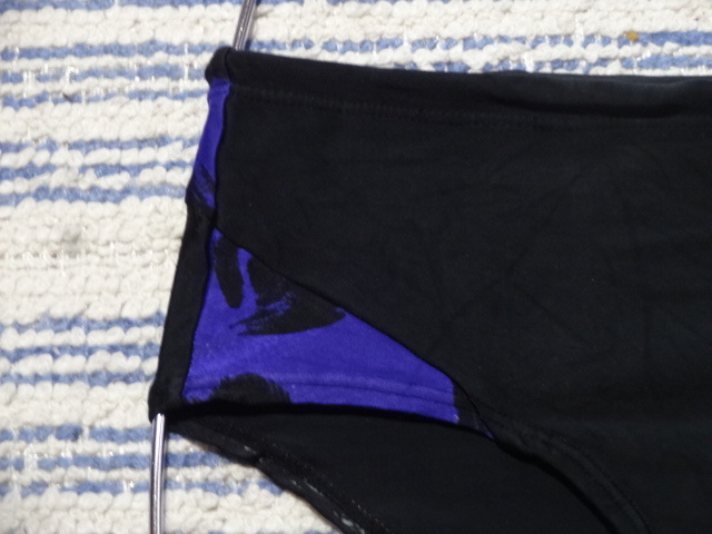483　Ｍ　Arenaアリーナ　スイムビキニパンツ　SizeＭ　ブラックベース×サイド・パープルカラーの切り返しデザイン　中古　_画像3