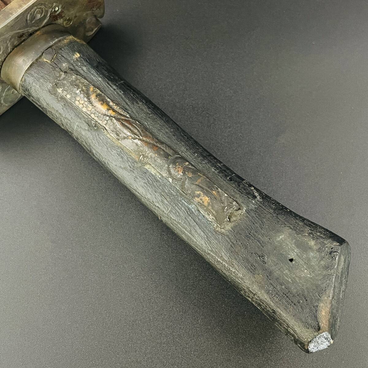 アイヌ エムシ 鉄製 タクネプイコロ意匠 透かし刃 鞘付 儀礼装飾刀 蝦夷拵え 北海道 登録不要 全長77.5cm 刃渡り57.5cm 重量1137g_画像5