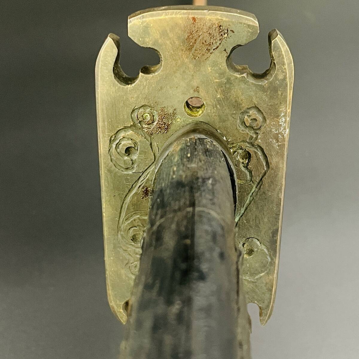 アイヌ エムシ 鉄製 タクネプイコロ意匠 透かし刃 鞘付 儀礼装飾刀 蝦夷拵え 北海道 登録不要 全長77.5cm 刃渡り57.5cm 重量1137g_画像8