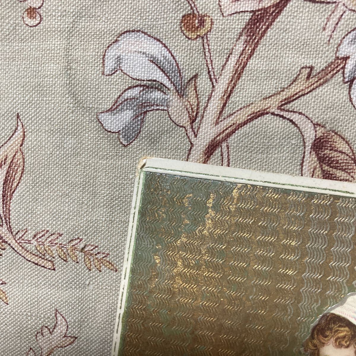 25 ＊アンティーク ポストカード＊　フランス　絵葉書　1912年　女の子　姉妹　ボンネット　花束　金彩　エンボス_画像5