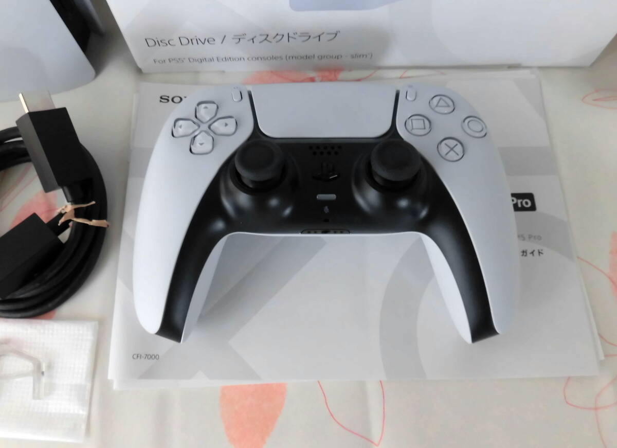 Sony PlayStation5 Pro(CFI-7000B01)ディスクドライブ非搭載ですが後付けディスクドライブ付き_画像3