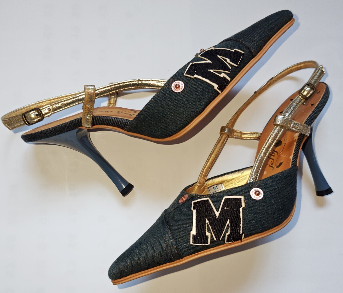 ジェリービーンズjelly beans☆ゴールドのアンクルストラップ付ハイヒールパンプス/ピンヒール☆Mサイズ☆濃紺デニム生地/M文字アップリケ_画像1
