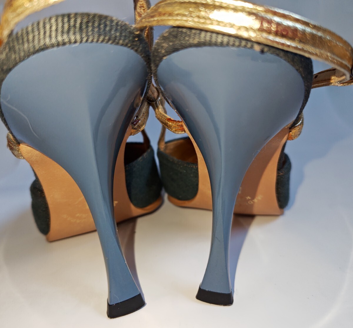 ジェリービーンズjelly beans☆ゴールドのアンクルストラップ付ハイヒールパンプス/ピンヒール☆Mサイズ☆濃紺デニム生地/M文字アップリケ_画像3