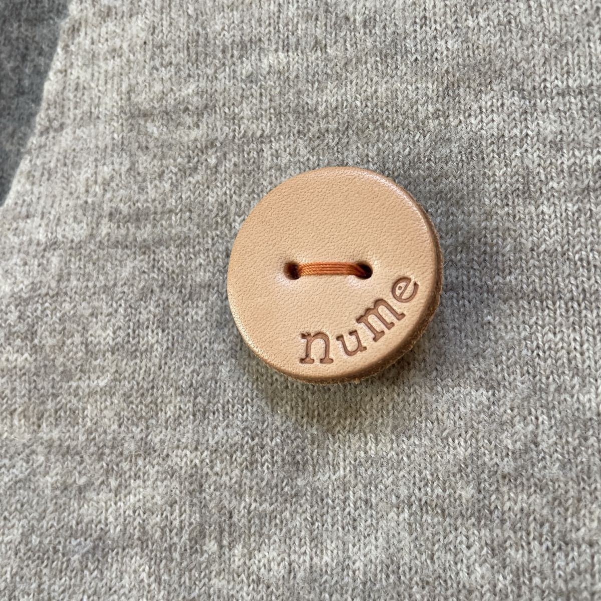 パラスパレス nume ヌメ ロングジレ ベスト グレー ブローチ付き ウール 前開き Vネック 毛 _画像3