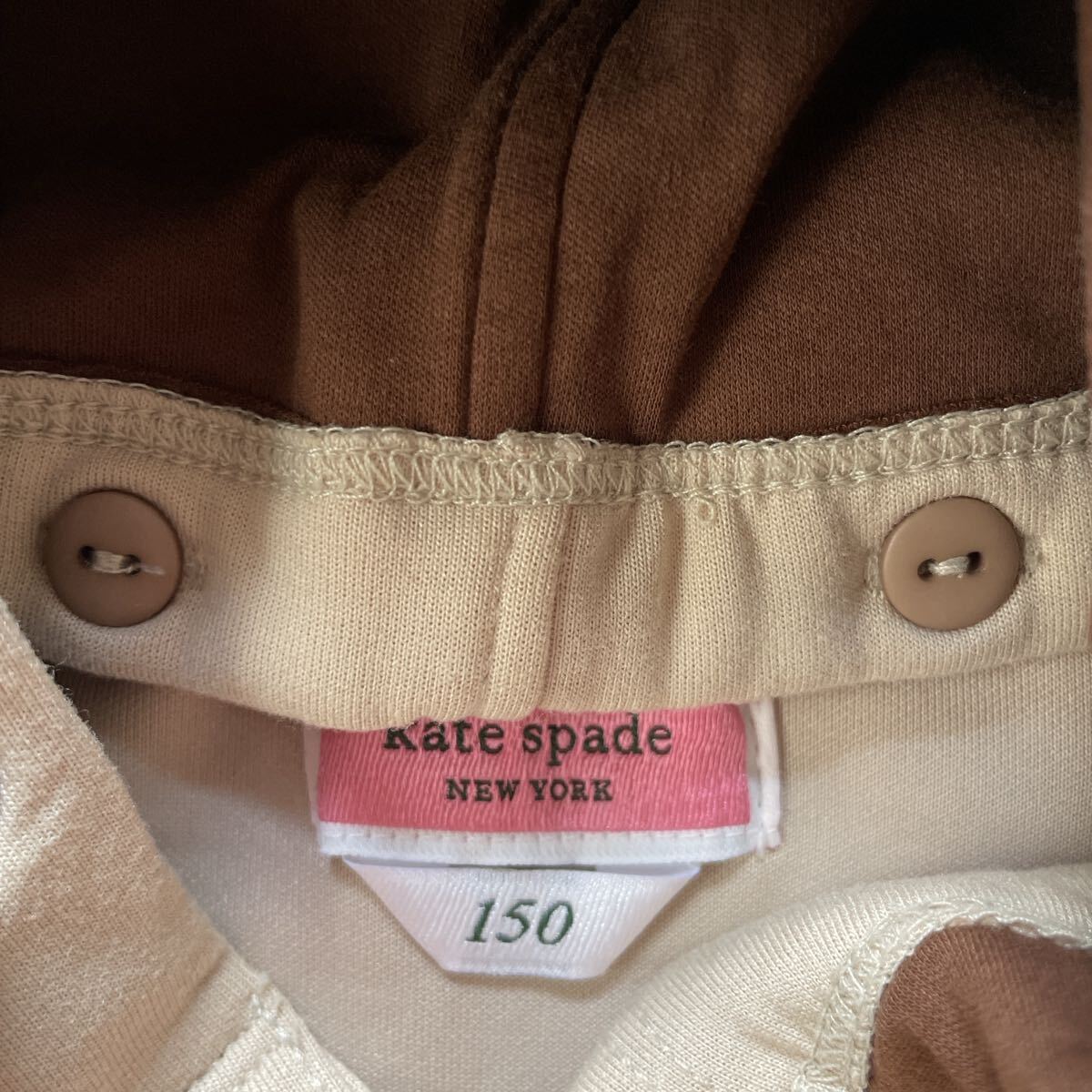 ケイトスペード　プルオーバー　150 ベージュ　フード　ペプラム　フリル　長袖　トップス　ロゴチャーム　_画像2