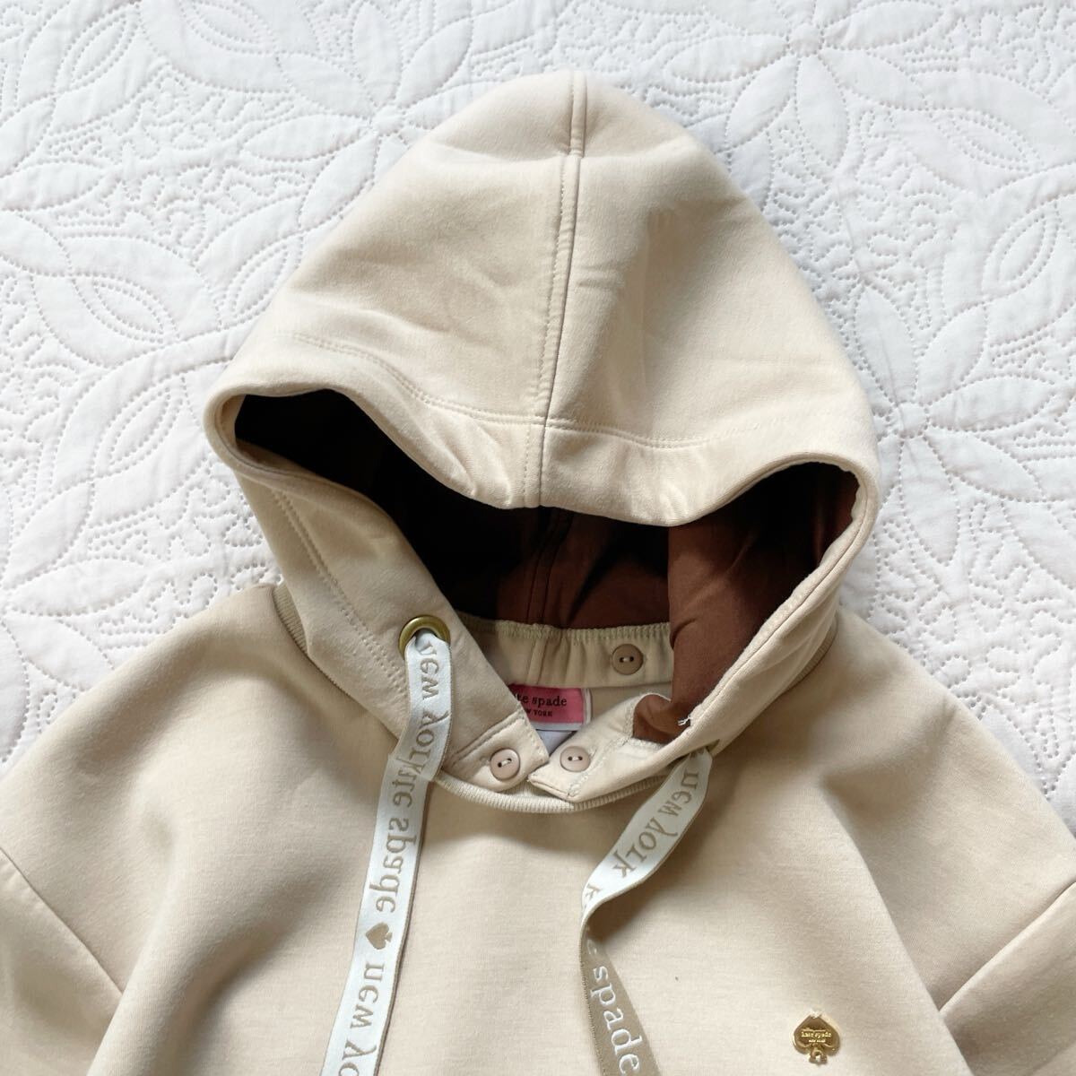 ケイトスペード　プルオーバー　150 ベージュ　フード　ペプラム　フリル　長袖　トップス　ロゴチャーム　_画像3